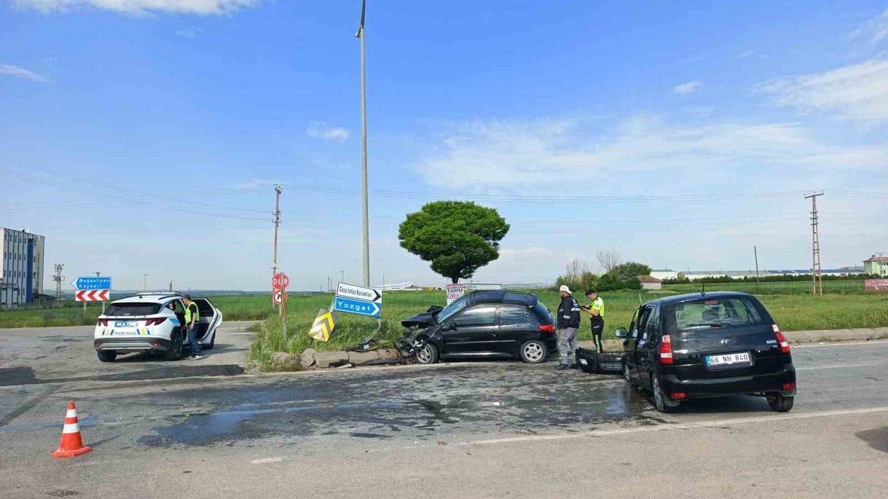 Yozgat'ta Boğazlıyan-Sarıkaya kavşağında iki otomobil çarpıştı: 7 yaralı
