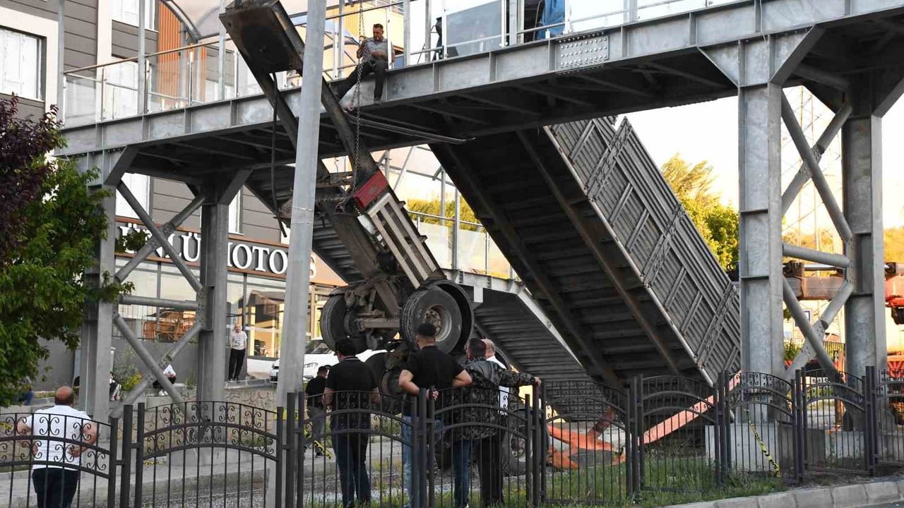 Yozgat’ta tırın dorsesi üst geçide takıldı