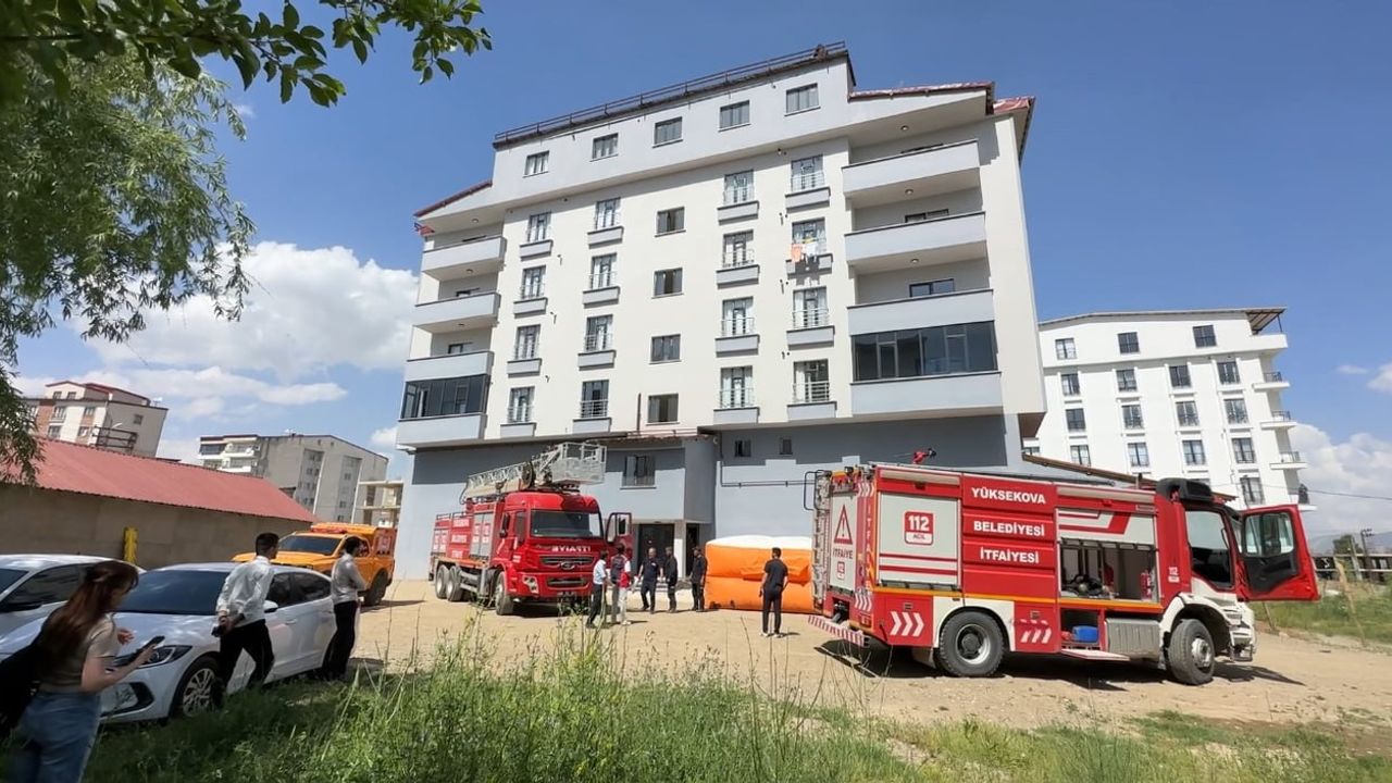 Yüksekova'da 241'inci intihar girişimi: 'intiharkolik' Hasan İ. ikna edilerek indirildi