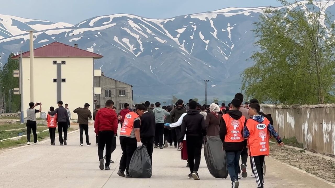 Yüksekova'da 400 Kişinin Katıldığı Okul Öncülüğünde Çevre Temizliği