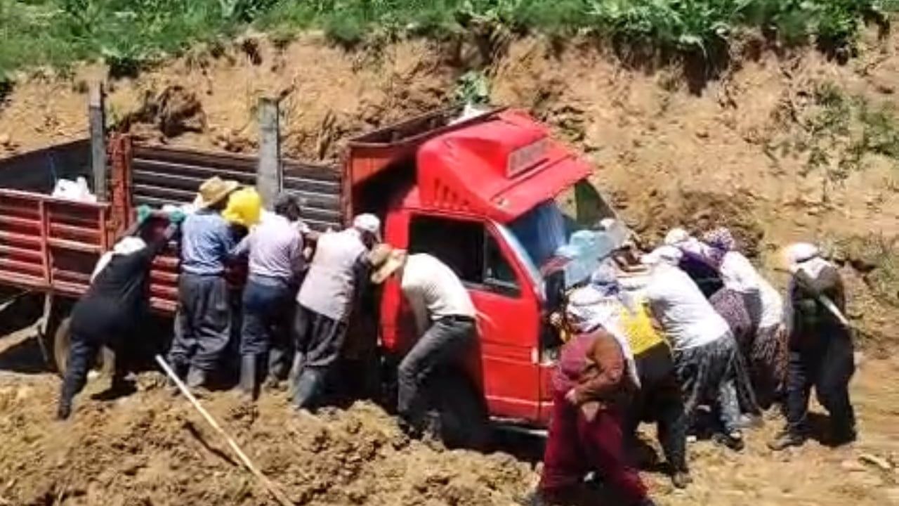 Yüksekova'da berivanlar çamura saplanan Isuzu kamyoneti iterek kurtardı