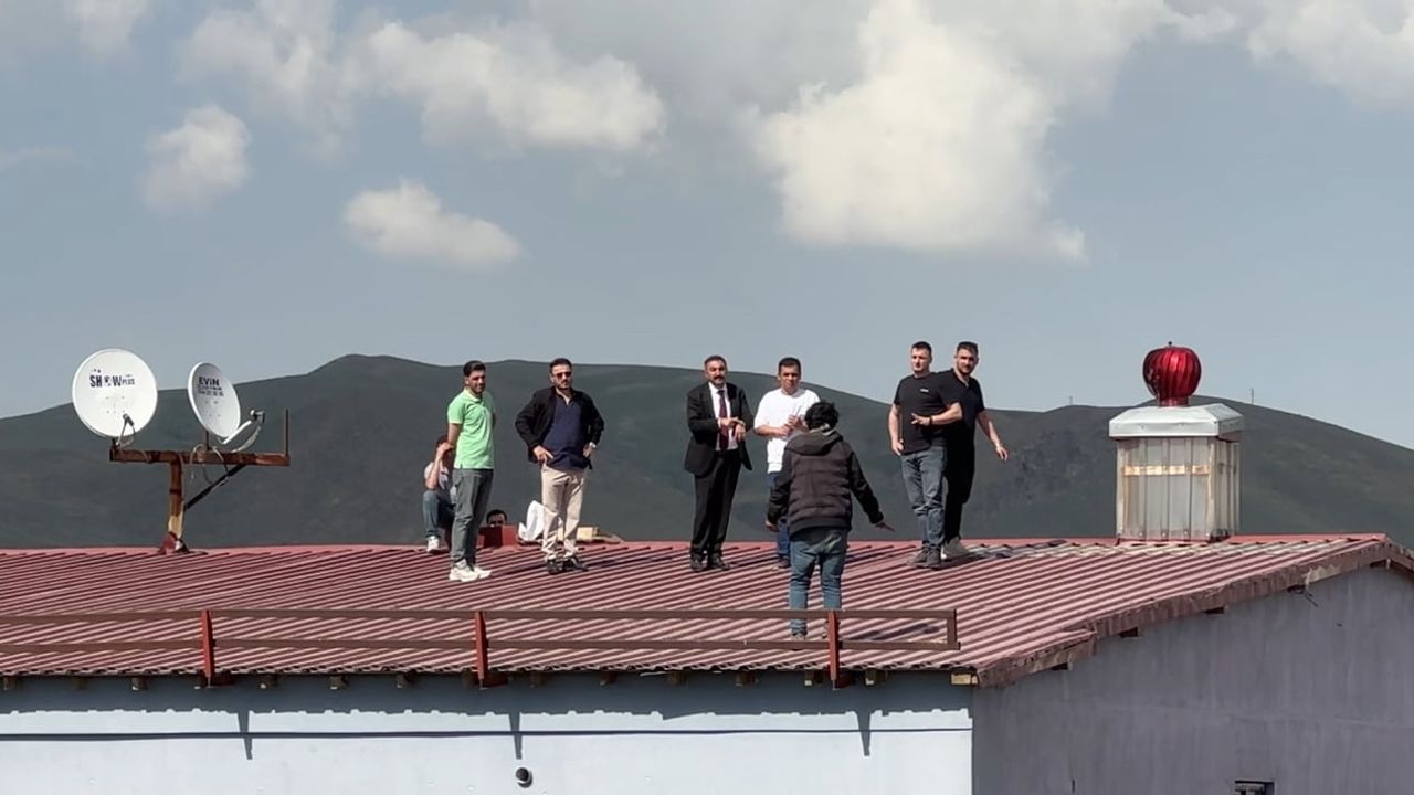 Yüksekova’da çatıda çıkan genç belediye başkanı ve polis ekiplerince ikna edildi