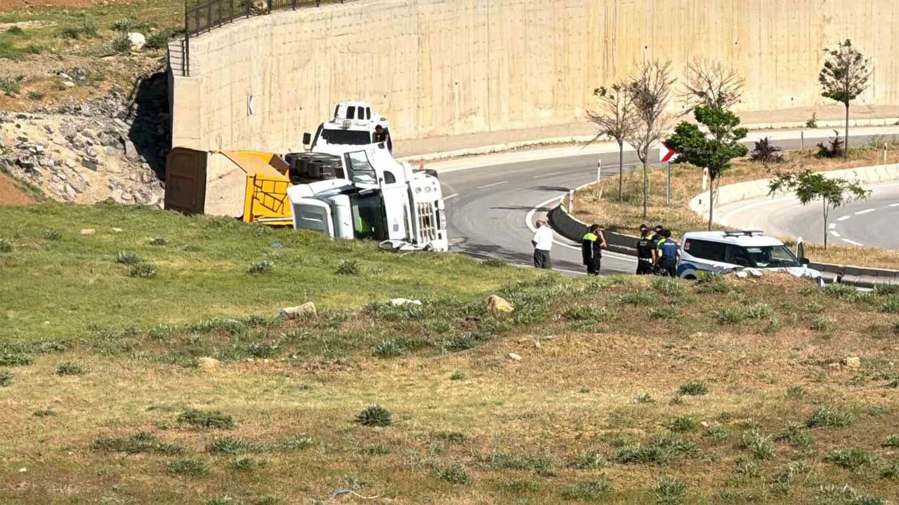 Yüksekova'da hafriyat yüklü kamyon devrildi
