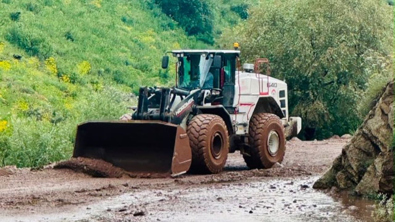 Yüksekova'da heyelan nedeniyle mezra yolu ulaşıma kapandı