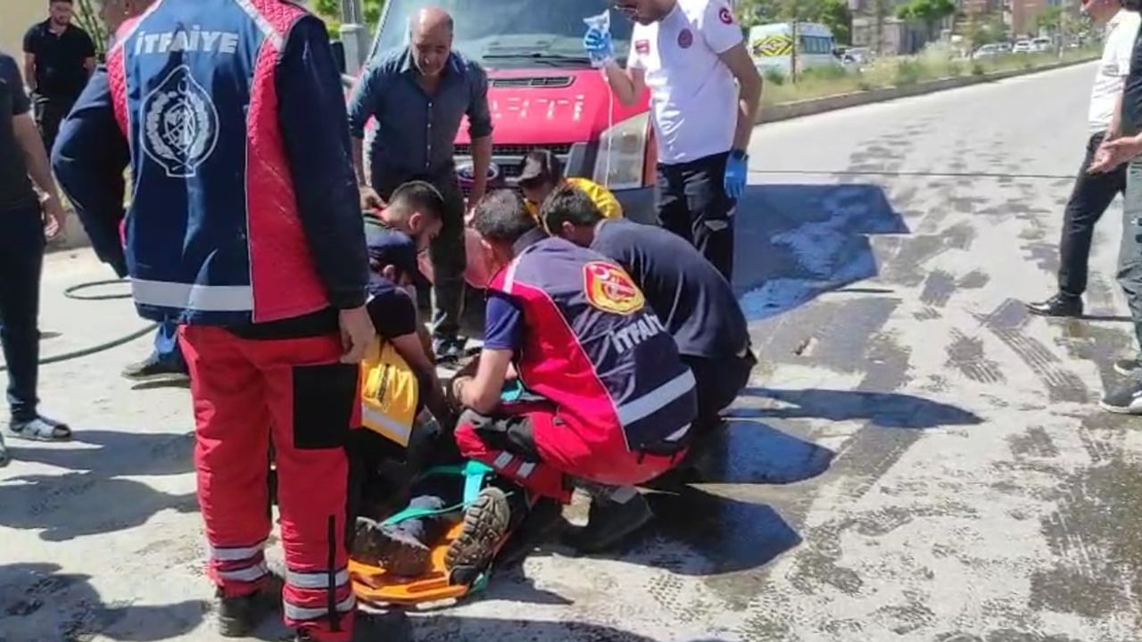 Yüksekova'da kavşakta hafif ticari araç ile vinç çarpıştı: 1 yaralı