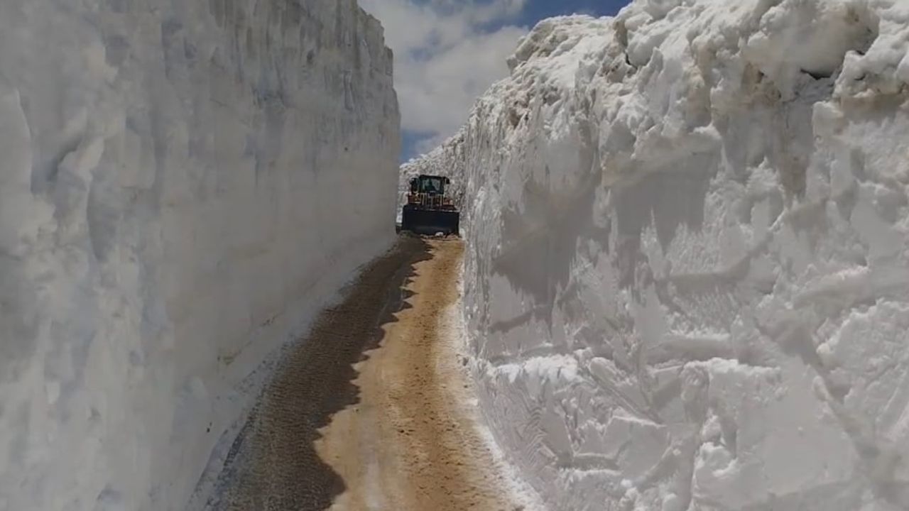 Yüksekova'da yaz aylarında 6 metreye ulaşan kar tünellerinde yol açma çalışmaları