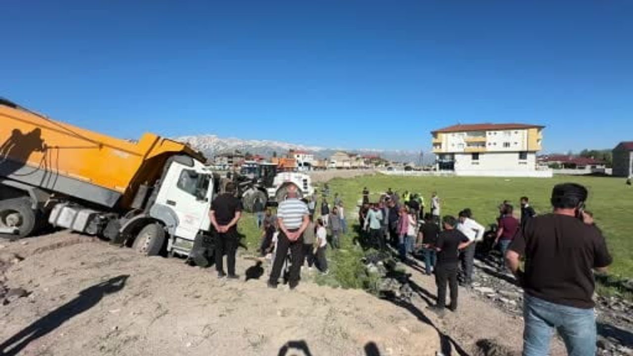 Yüksekova'da yolcu minibüsü ile kamyon çarpıştı: 2 ölü, 3 yaralı