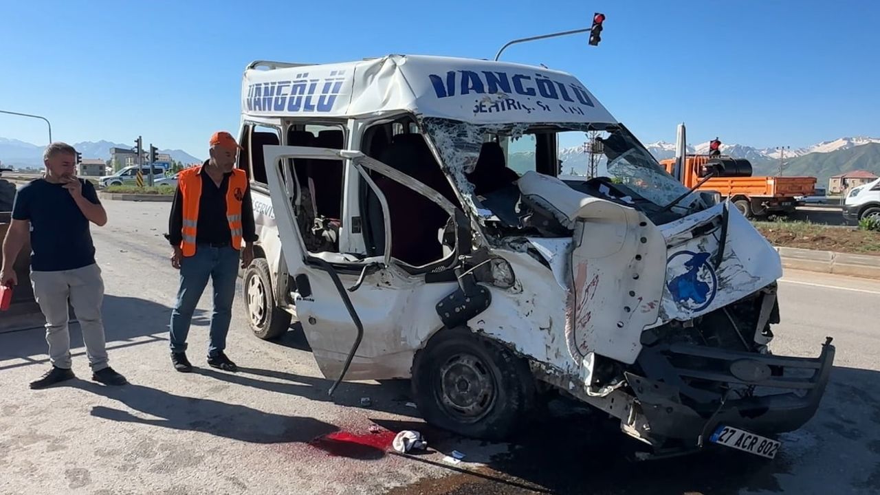 Yüksekova'da yolcu minibüsü ile kamyon çarpıştı, ölü sayısı 3'e yükseldi