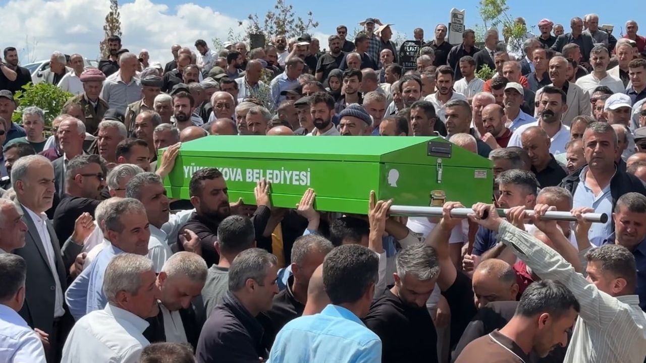 Yüksekova'daki kazada yaşamını yitiren üç kişi toprağa verildi
