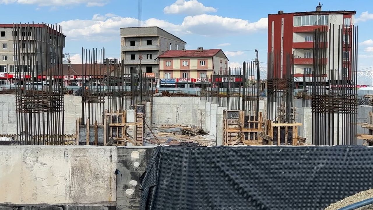 Yüksekova Devlet Hastanesi ek binasında çalışmalar hızlandı: 100 yataklı yapı sismik izolatörlerle güçlendiriliyor