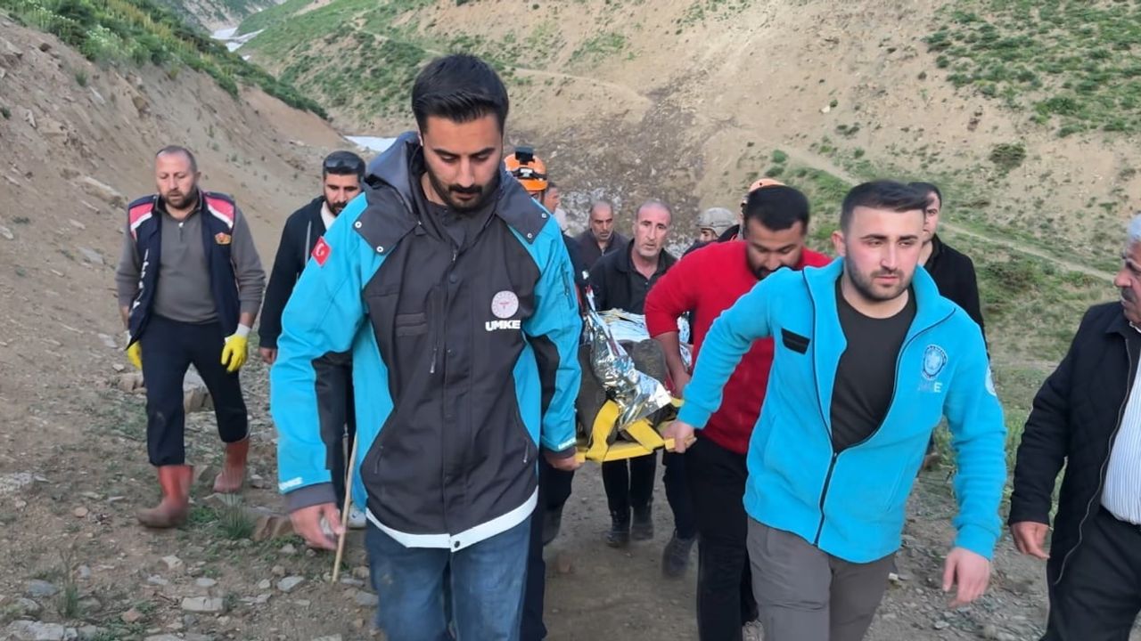 Yüksekova kırsalında 6 saatlik kurtarma operasyonu: Kayalık alanda düşen vatandaş hastaneye kaldırıldı
