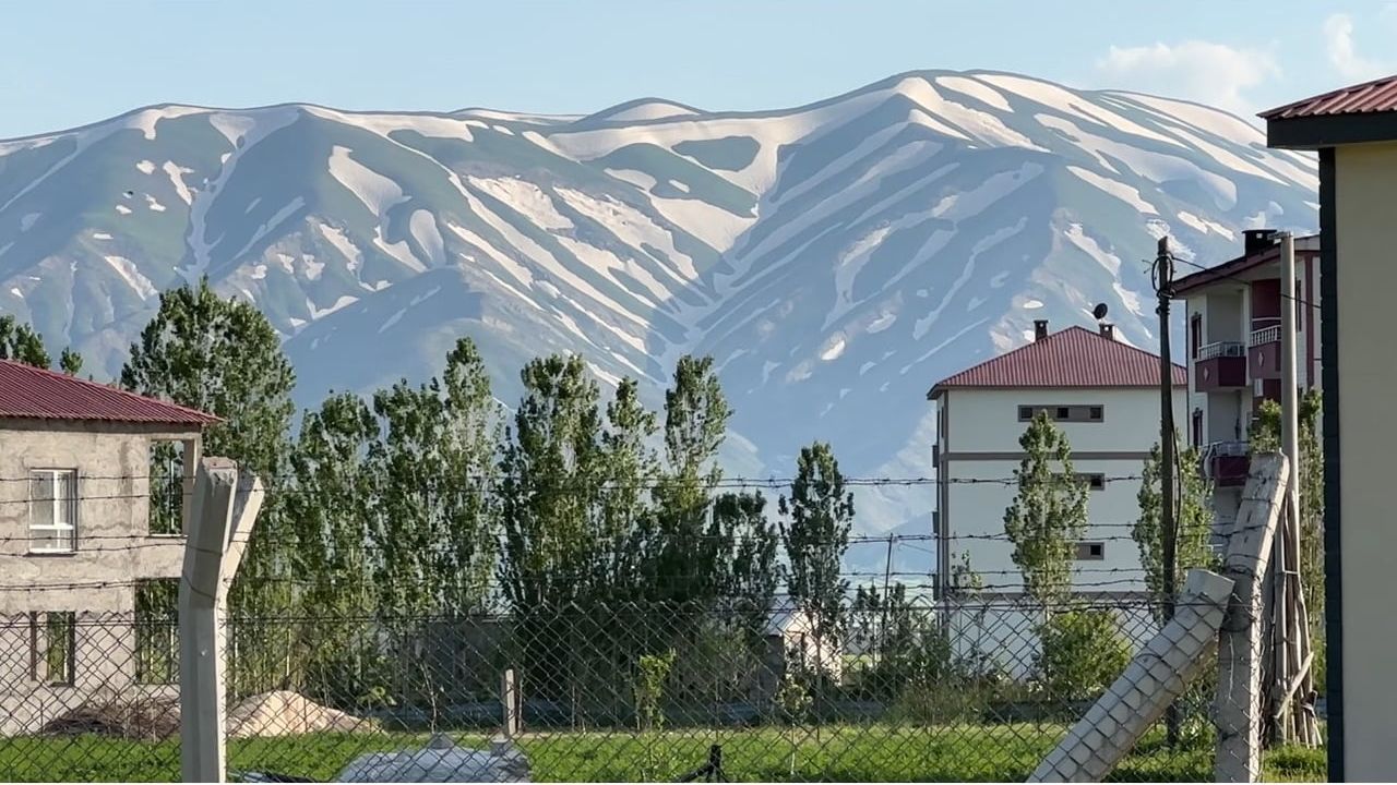 Yüksekova'nın 'zebra' desenli karlı dağları görsel şölen sunuyor