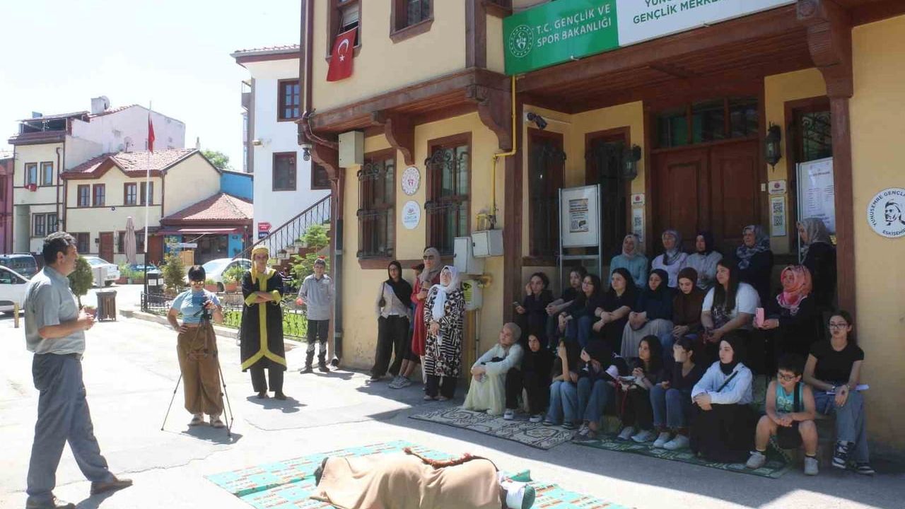 Yunus Emre’nin hayatı açık havada tiyatro oyunuyla sahnelendi