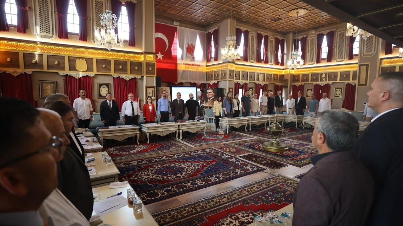 Yunusemre Belediye Meclisi'nde Özgür Özel'e destek bildirisi tartışması