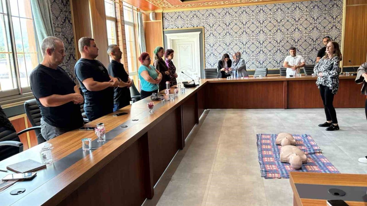 Yunusemre Belediyesi personeline ilkyardım eğitimi