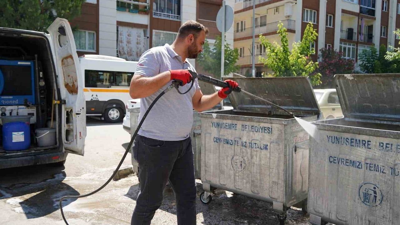 Yunusemre’de çöp konteynerlerine yaz mesaisi