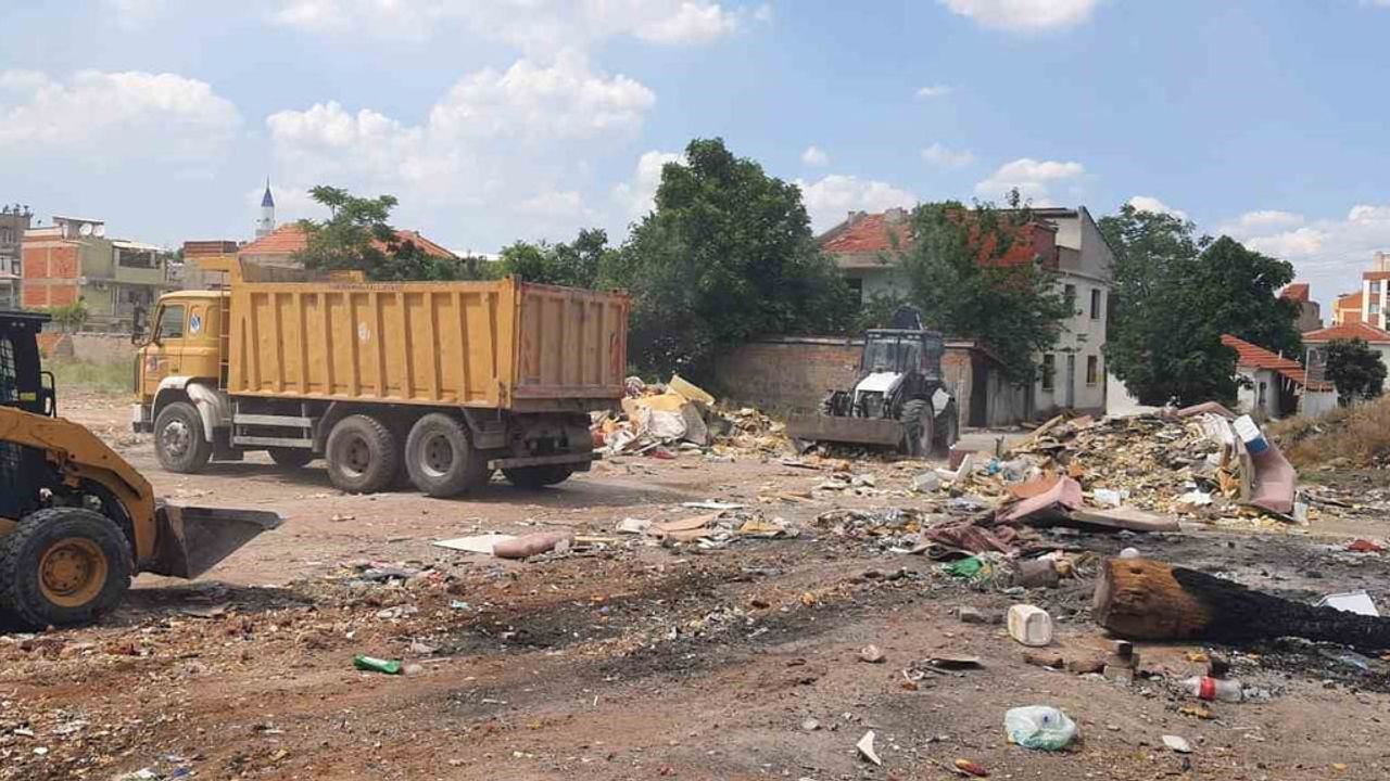 Yunusemre’de Hafsa Sultan Mahallesi’nde usulsüz dökülen atıklar temizlendi: 8 kamyon kaldırıldı