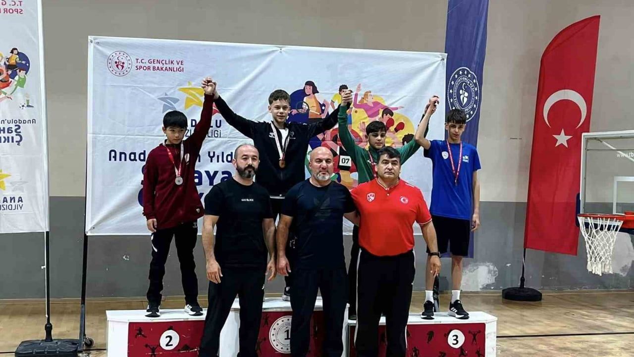 Yunusemreli güreşçilerden Uşak’tan 3 madalya