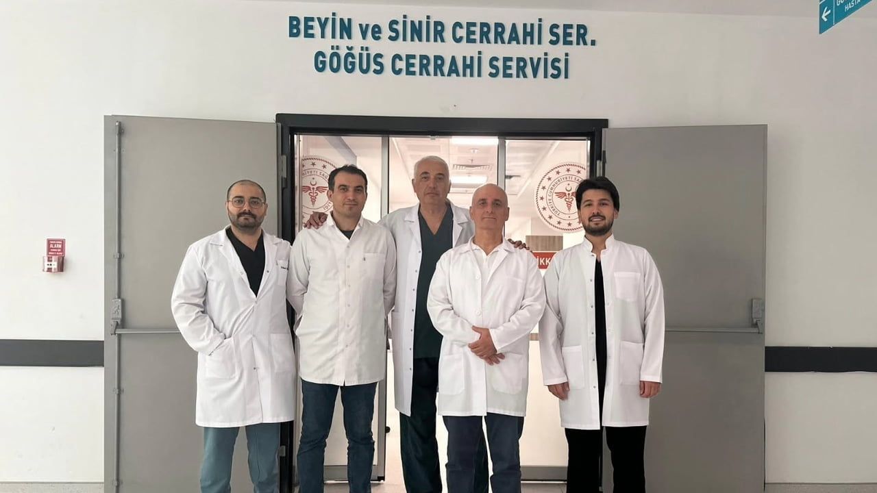 Yürüyemeyen hasta başarılı ameliyatla yeniden ayağa kalktı