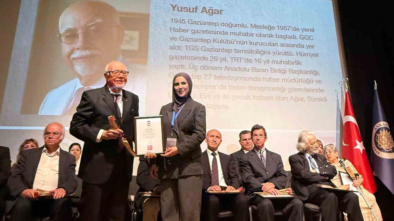 Yusuf Ağar’a 'Meslekte 50 Yıl Onur Ödülü' Ankara Üniversitesi’nde Takdim Edildi