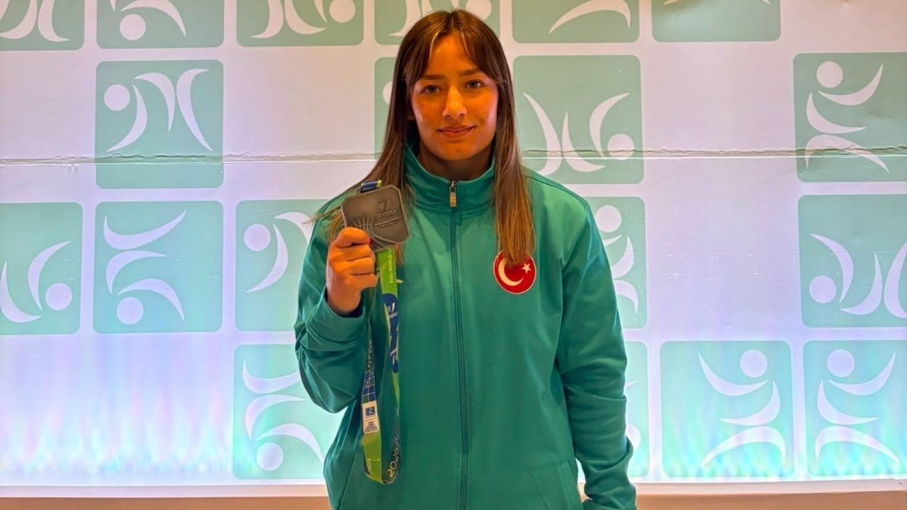 Zehra Demir FISU üniversiteler arası dünya şampiyonası'nda ikinci oldu