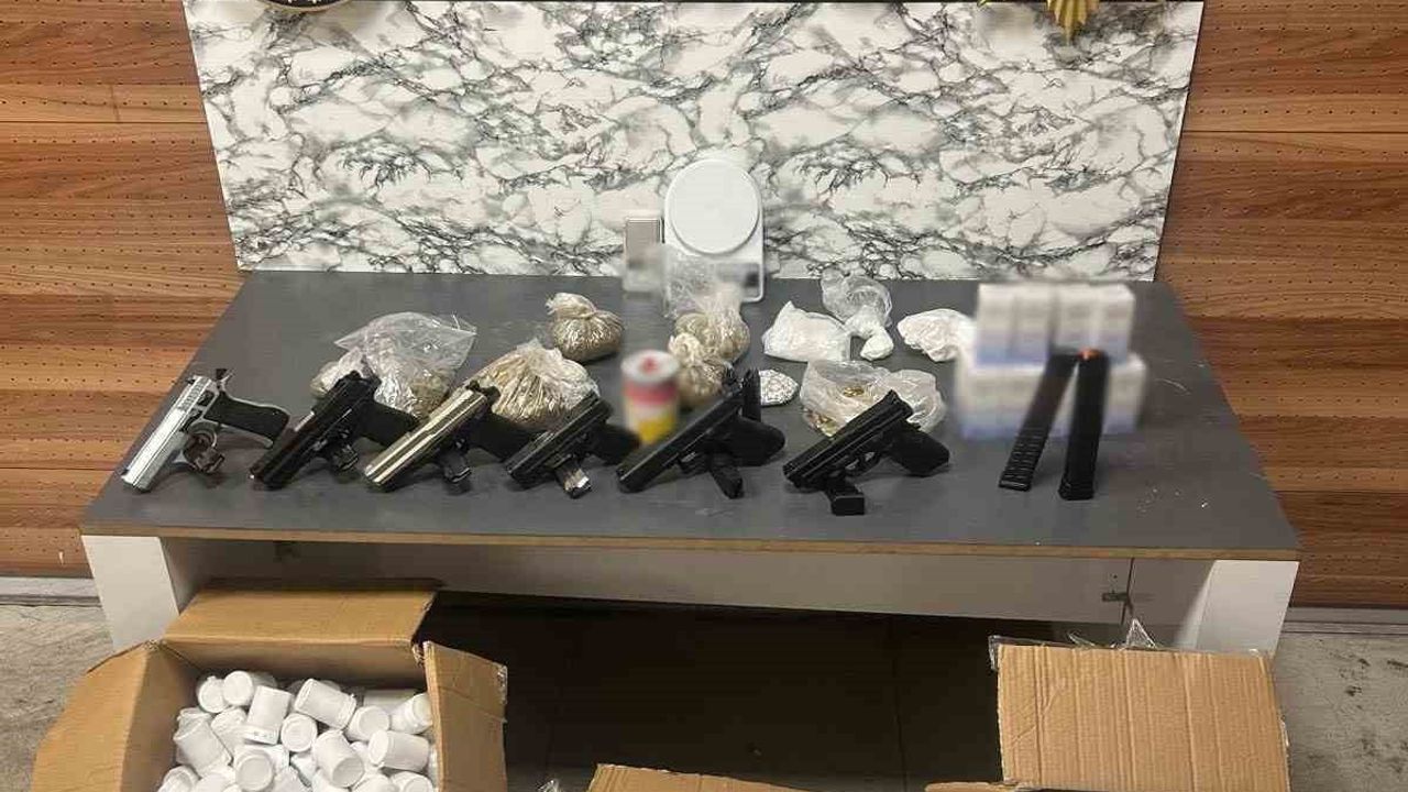 Zeytinburnu’nda operasyonda 60 bin sentetik ecza hap ve 1 kilo 110 gram uyuşturucu ele geçirildi