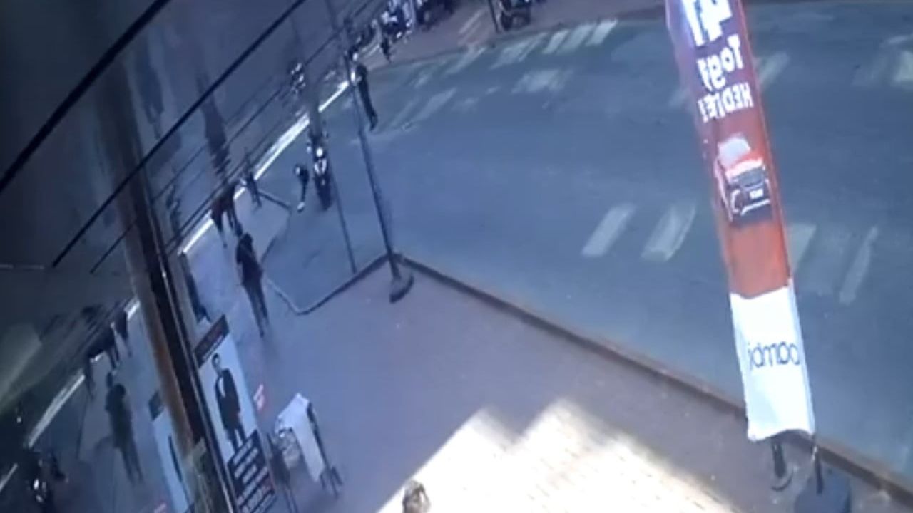 Zonguldak'ta 10 Yaşındaki Çocuğa Kurye Motosikleti Çarptı — Güvenlik Kamerası Kayıtları Ortaya Çıktı