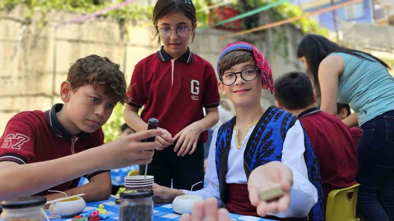 Zonguldak’ta 5. sınıf öğrencisi Duru, mum atölyesiyle yaşıtlarına hobisini öğretti