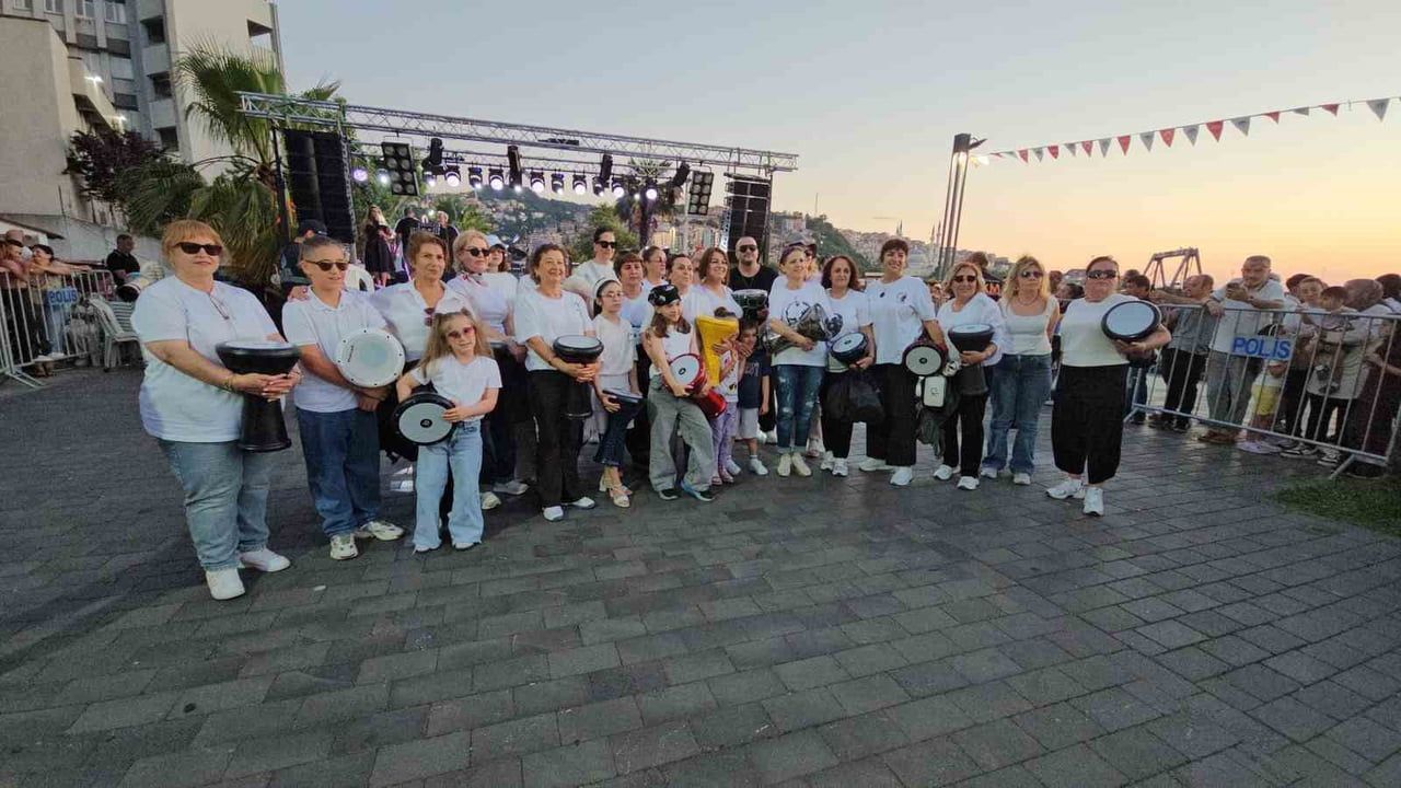 Zonguldak'ta 55 kadın darbuka grubu kurtuluş yıldönümünde sahilde konser verdi
