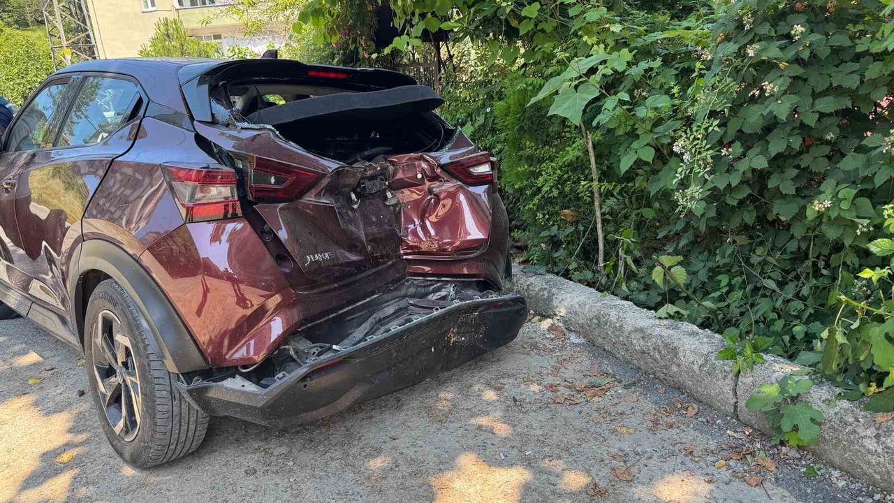 Zonguldak'ta geri kayan otomobil ağaca çarpı: 3 yaralı