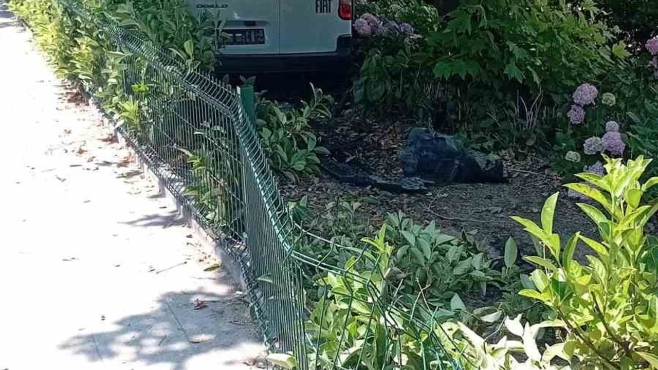 Zonguldak'ta kontrolden çıkan araç cami bahçesine girip 4 araçta hasar oluştu