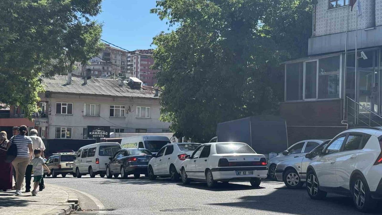 Zonguldak'ta sabah yoğunluğu: Soğuksu'dan Gazipaşa Caddesi'ne araç kuyruğu