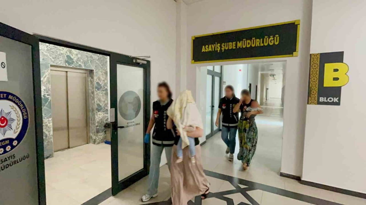 1,6 milyon liralık hırsızlık şüphelisi kadınlar bebekleriyle adliyeye sevk edildi