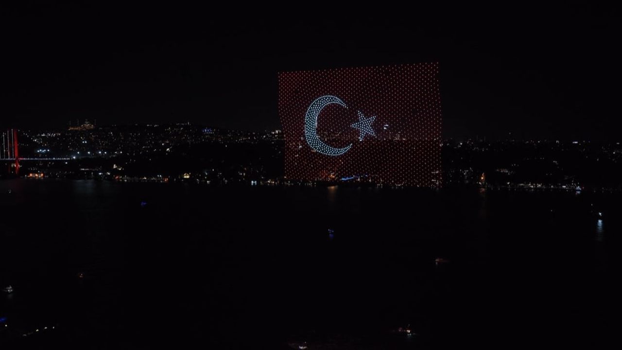 100. Gazi Koşusu resepsiyonunda gökyüzünde görsel şölen