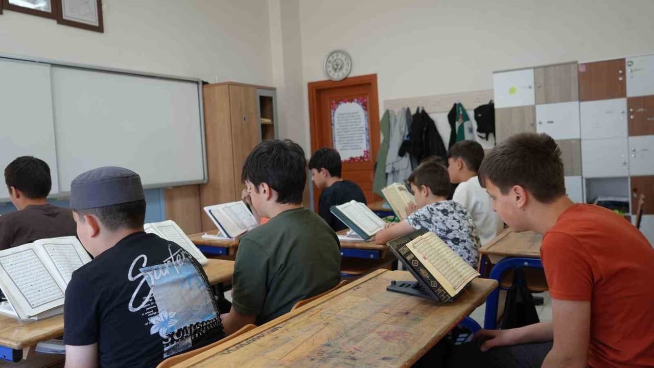 13 yaşındaki ikiz kardeşler birlikte Kur’an-ı Kerim’i ezberleyerek hafız oldu