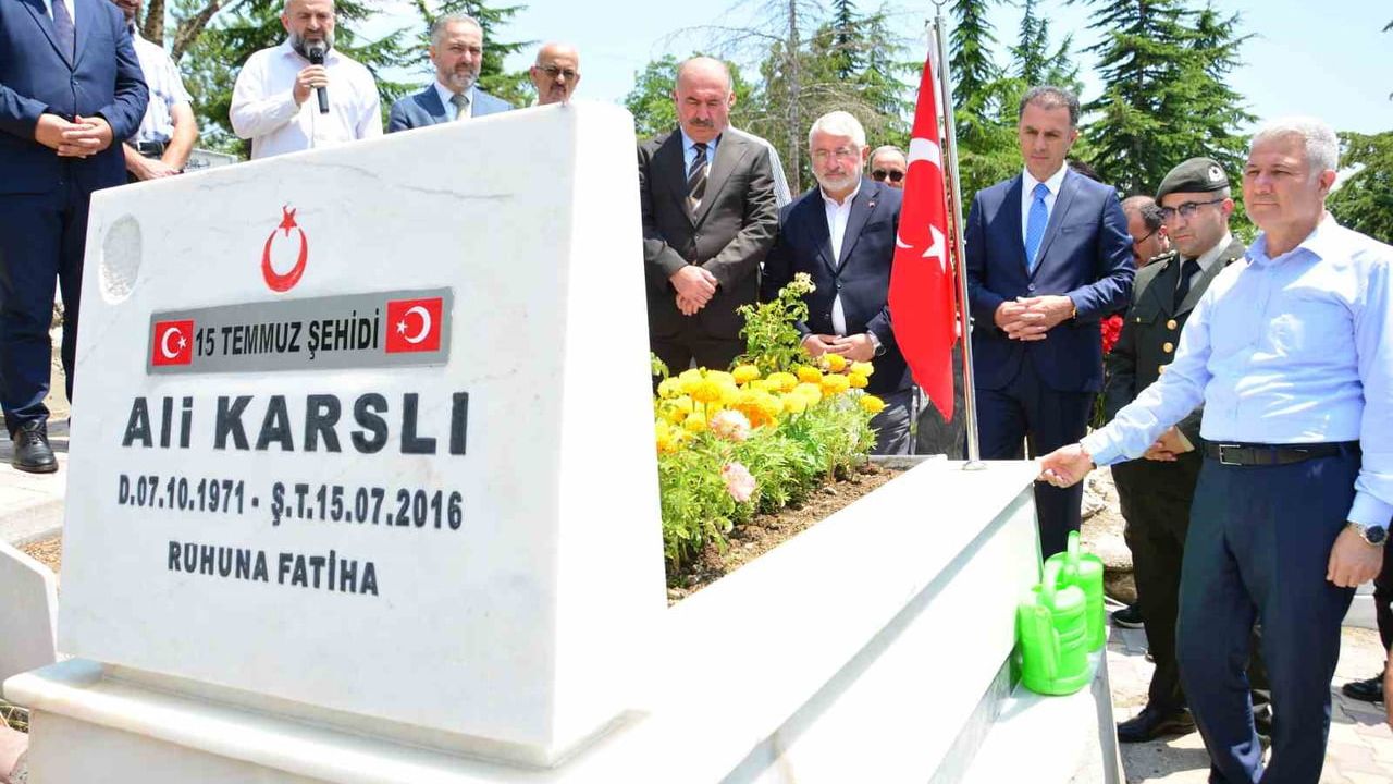 15 Temmuz şehidi Ali Karslı kabri başında dualarla anıldı
