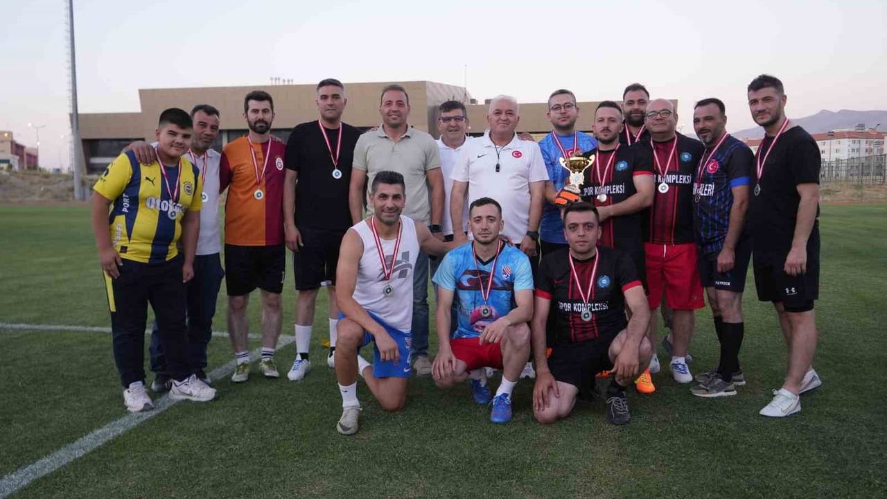 15 temmuz şehit Ömer Halisdemir geleneksel futbol turnuvası tamamlandı