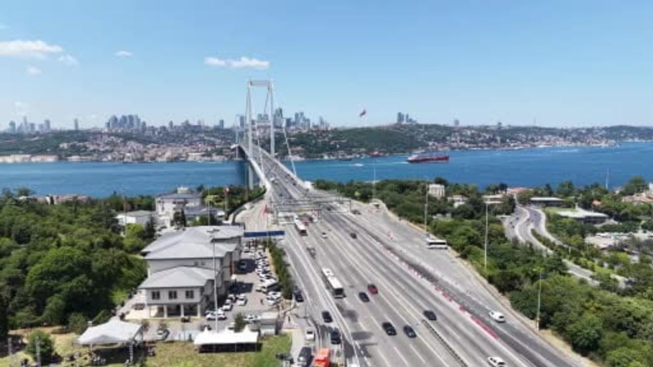 15 Temmuz Şehitler Köprüsü 'İrade Bizim, Zafer Bizim' yürüyüşü sonrası trafiğe açıldı