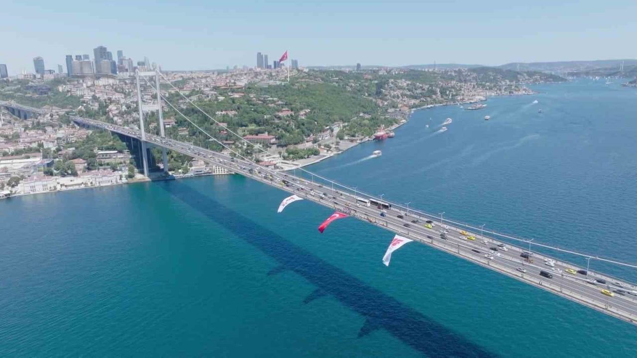 15 Temmuz Şehitler Köprüsü'ne asılan dev Türk bayrağı havadan görüntülendi