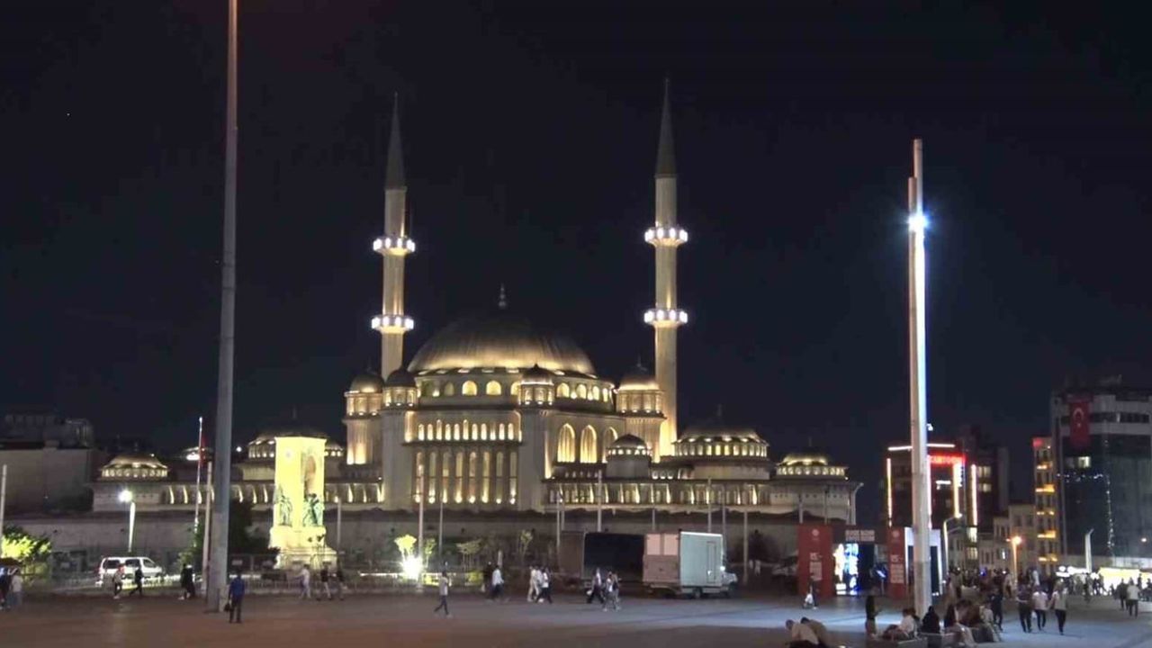 15 Temmuz'un 10. yıl dönümünde İstanbul'da camilerde sela okundu