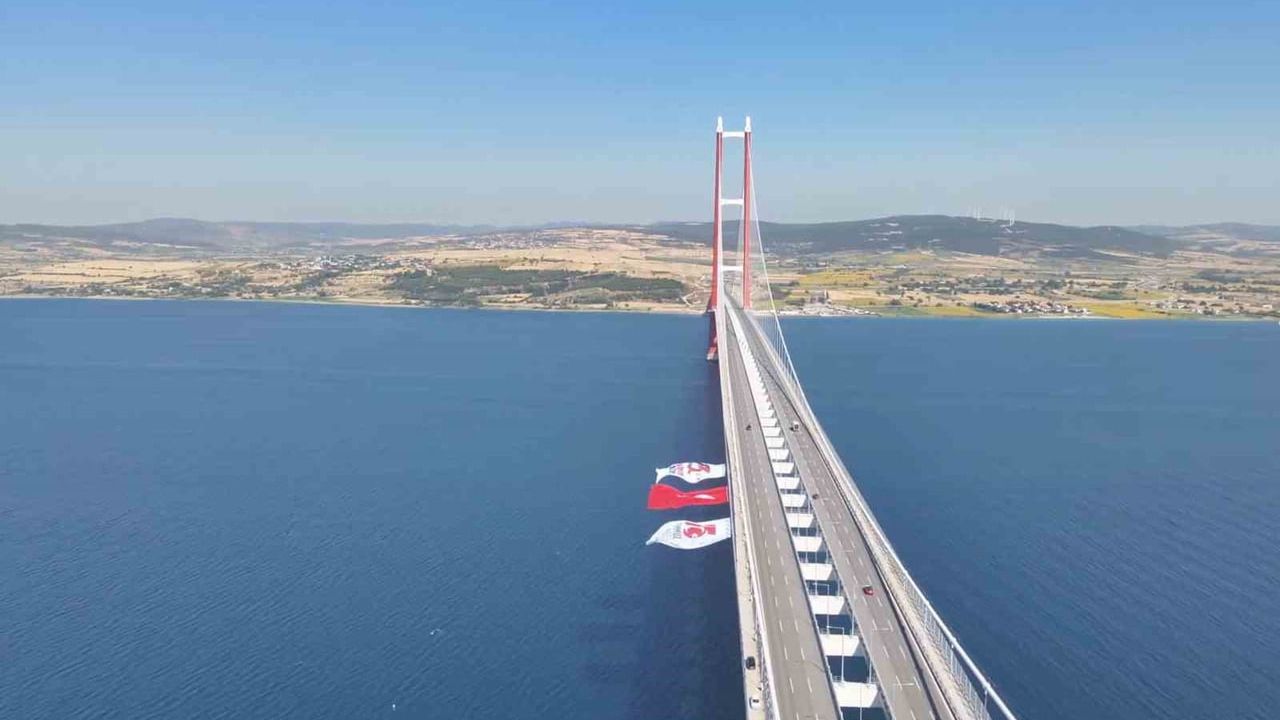 15 Temmuz’un 10. yılı anısına 1915 Çanakkale Köprüsü'nde Türk bayrağı dalgalandırıldı