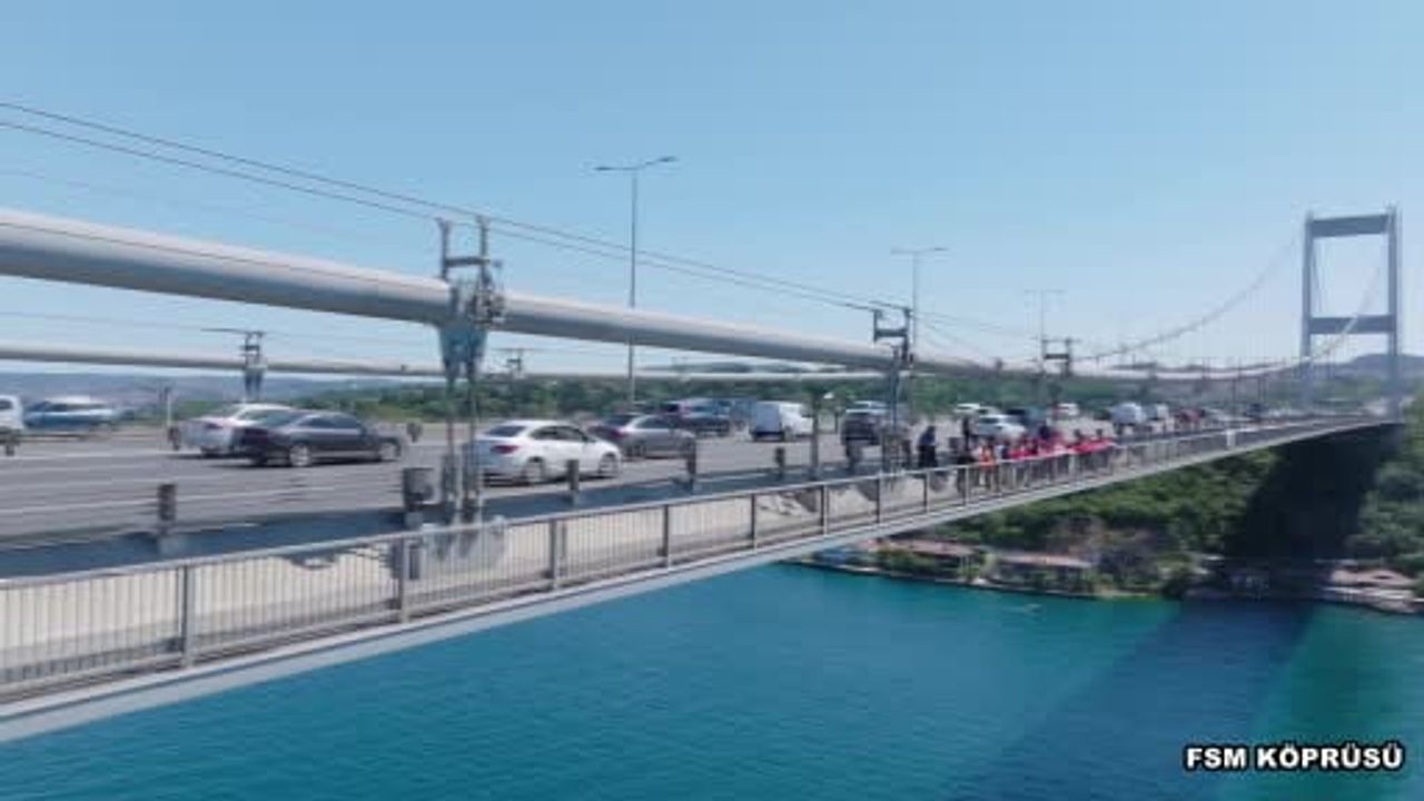 15 Temmuz'un sembolü kırmızı beyaz: 5 dev köprü Türk bayraklarıyla donatıldı