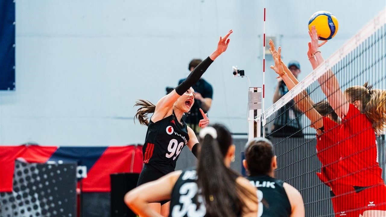 18 yaş altı milli kadın voleybol takımı finale yükseldi