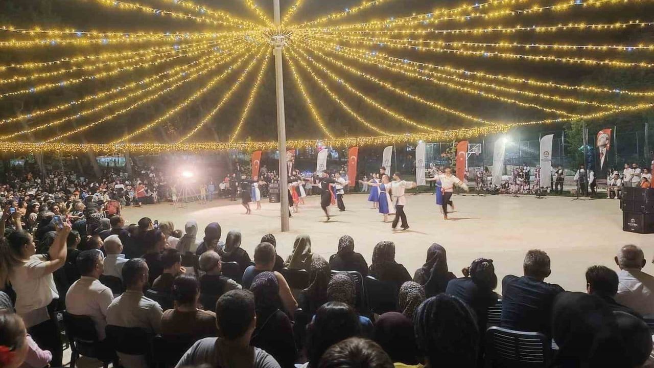 20. uluslararası halk dansları festivali Denizli'de sürüyor