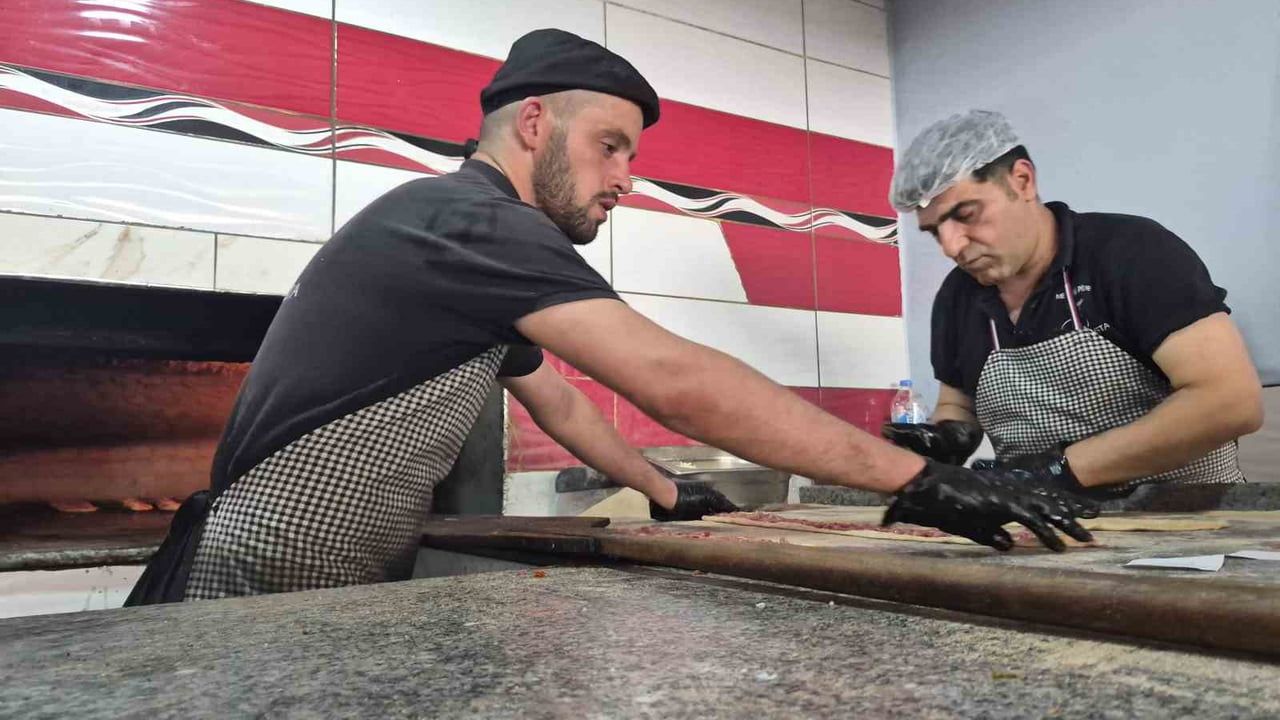 300 derece fırına rağmen 36 yıllık kebapçılık mesleğini sürdürüyor