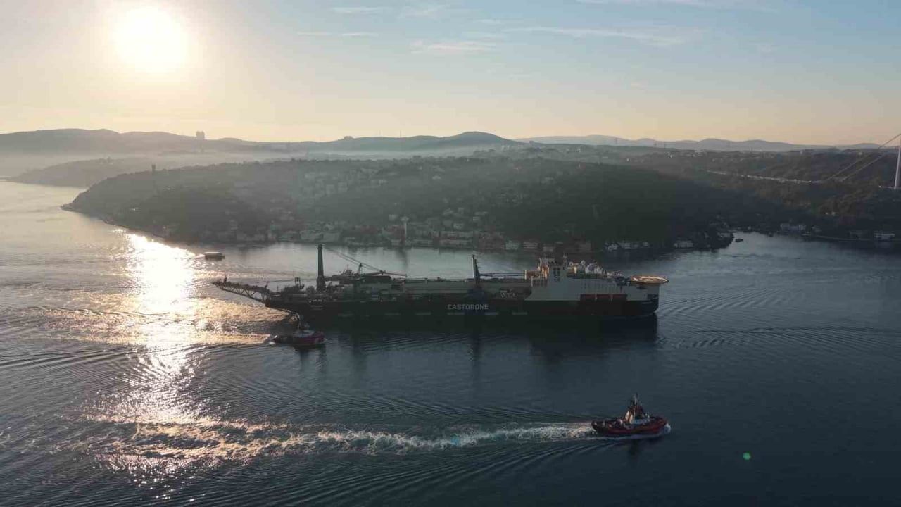325 metrelik dev boru döşeme gemisi İstanbul Boğazı’ndan geçti