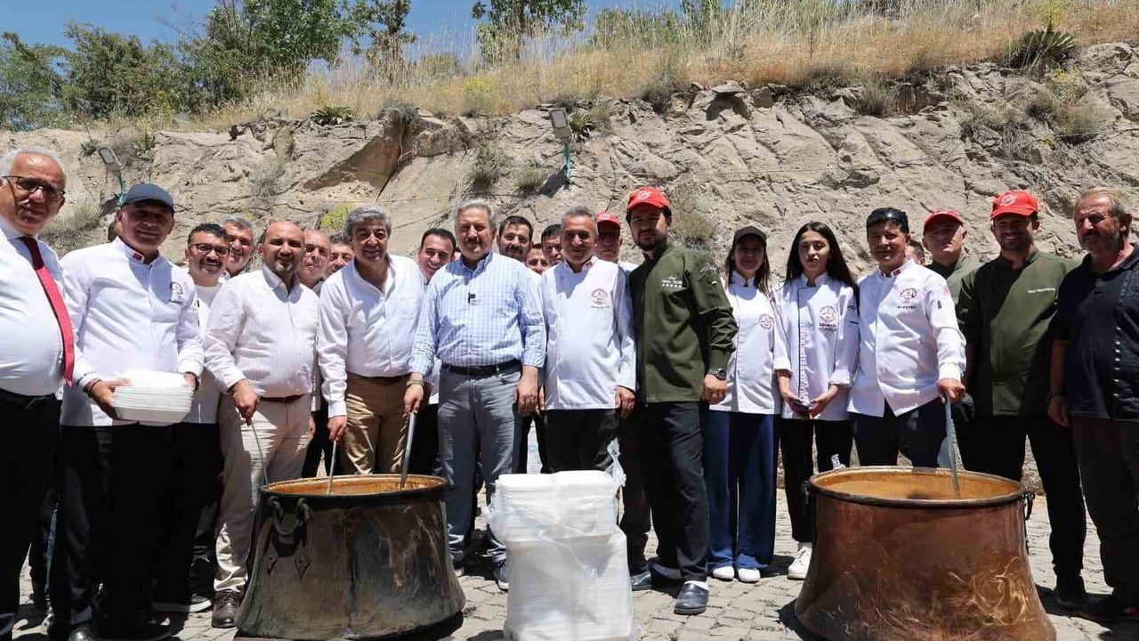 648. Mimar Sinan’ı anma ve evliyalar günü pilav etkinliği gönülleri bir araya getirdi