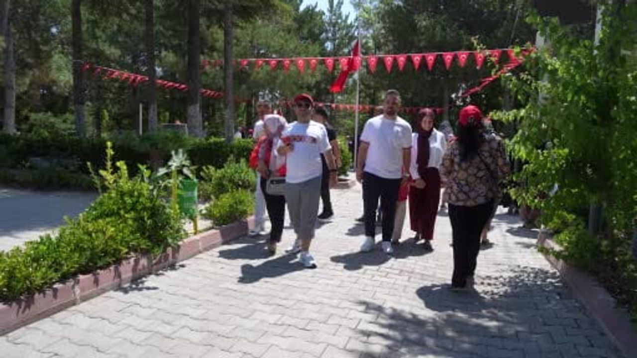 7 yaşındaki Ömer Halis Demir, ismini taşıdığı şehidi ilk kez ziyaret etti