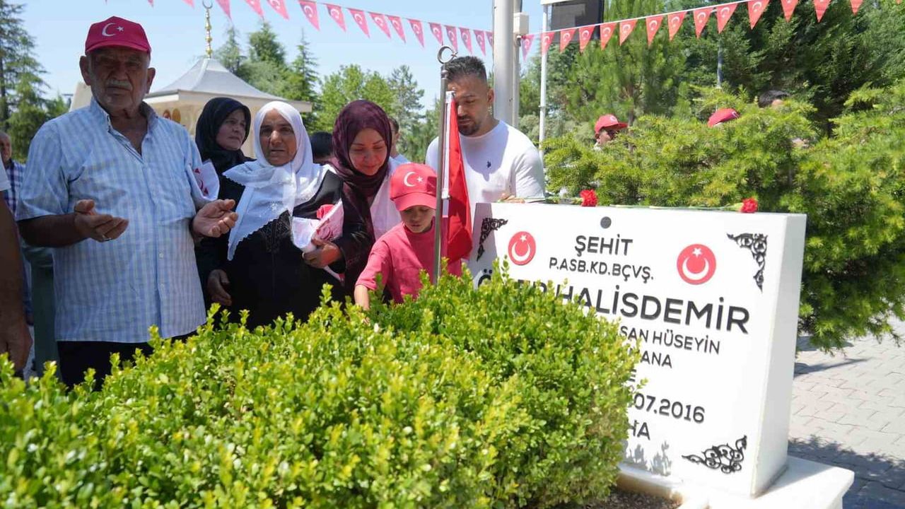 7 yaşındaki Ömer Halis Demir ismini taşıdığı şehidi ilk kez ziyaret etti