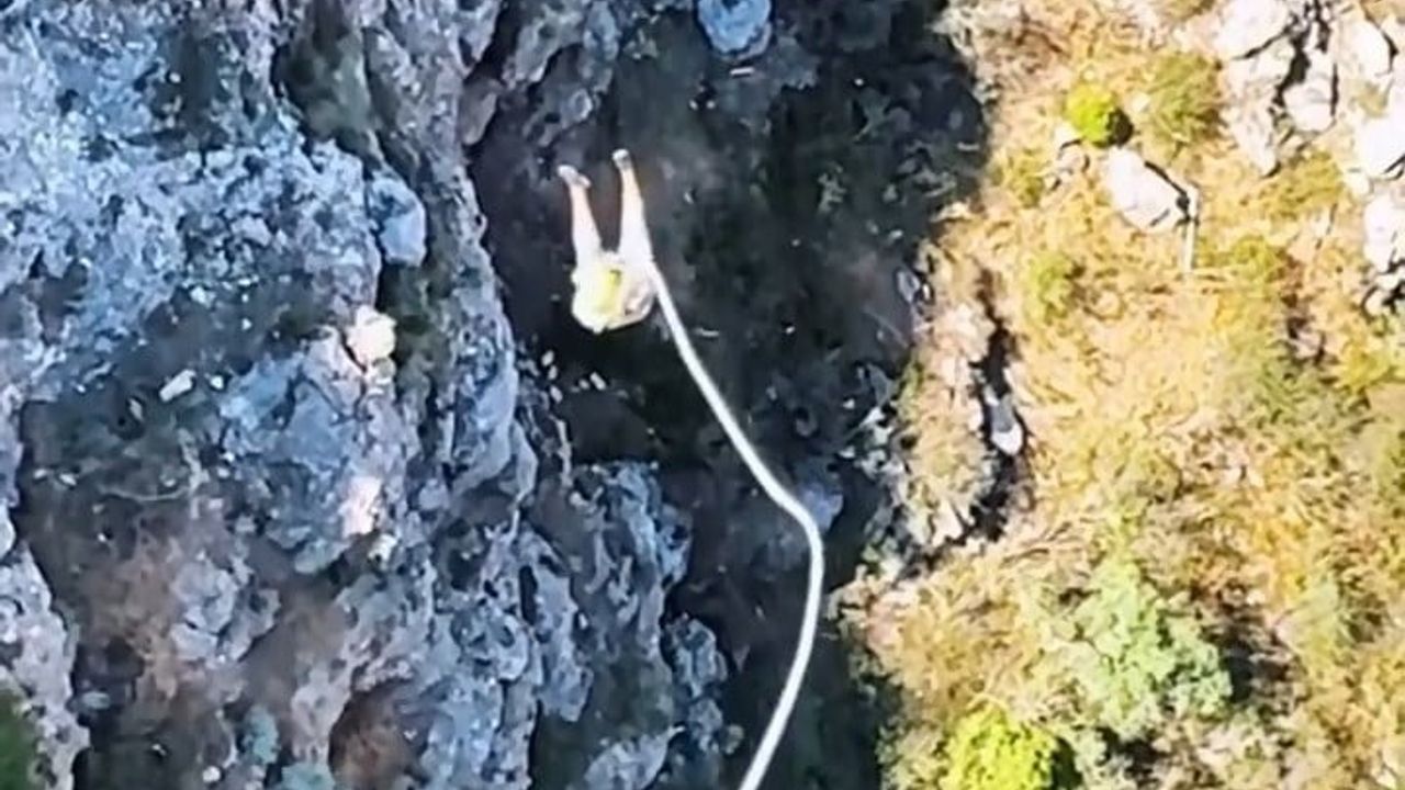 80 yaşında cesaretiyle konuşulan Özbek kadının 35 metre yüksekten halat atlayışı